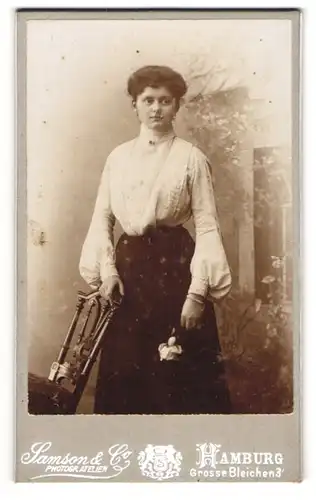Fotografie Samson & Co, Hamburg, Grosse Bleichen 3, Attraktive junge Frau mit brünetten Haaren und Rose in der Hand