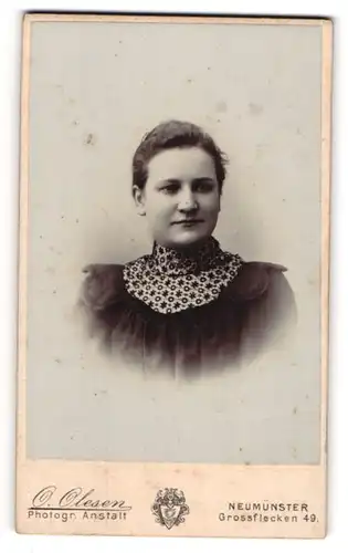 Fotografie O. Olesen, Neumünster, Grossflecken 49, Sympathische junge Frau mit zurückgebundenem Haar