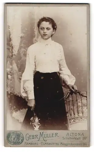 Fotografie Gebr. Müller, Altona, Schulterblatt 55, Junges Mädchen mit ausdrucksstarkem Blick und Blumenstrauss