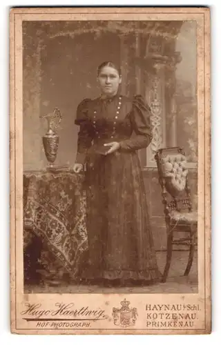 Fotografie Hugo Haerttwig, Haynau i. Schl., Domplatz 50, Elegante junge Frau im schwarzen Kleid und mit Buch