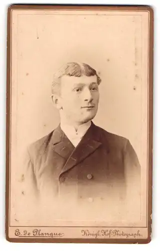 Fotografie E. de Planque, Friedland, Junger Mann mit strengem Mittelscheitel und erhobenen Kinn