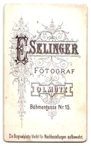 Fotografie E. Selinger, Olmütz, Böhmengasse 15, Gutbürgerlicher Herr mit Schnauzbart und gelangweilter Miene