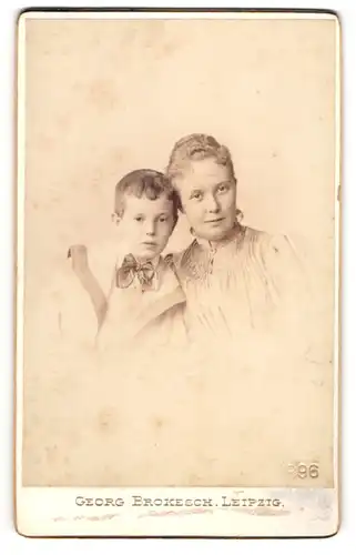 Fotografie Georg Brokesch, Leipzig, Zeitzerstr. 2, Hübsche Mama in inniger Pose mit ihrem süssen Sohn
