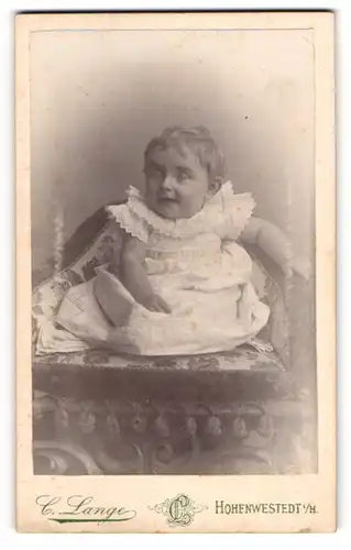 Fotografie C. Lange, Hohenwestedt i. H., Grüne Wiese, Niedliches kleines Mädchen mit grossen Kulleraugen