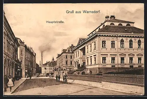 AK Warnsdorf / Varnsdorf, Hauptstrasse mit Gebäudeansicht und Passanten