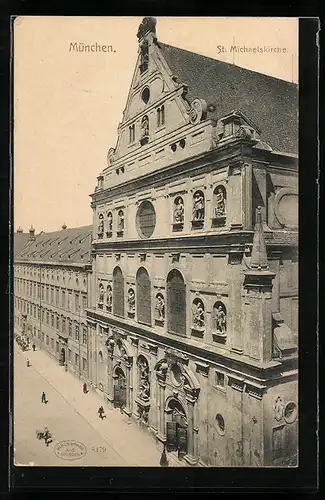 AK München, St. Michaelskirche mit Passanten