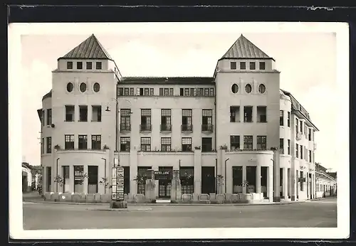 Foto-AK Piestany, Hotel Lipa, Strassenansicht