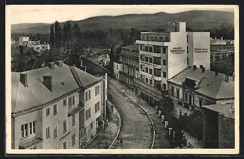 AK Piestany, Palace Sanatorium Dr. Brezný mit Strasse und Bergpanorama