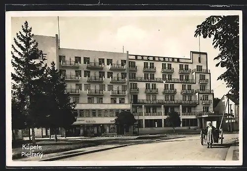 AK Piestany, Strassenpartie mit Kurhaus Excelsior