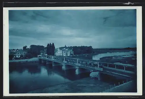 AK Piestany, Gedeckte Kolonnade über die Waag am Abend