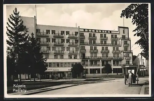 AK Piestany, Kurhaus Excelsior mit Strassenpartie