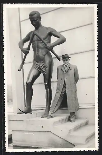 Foto-AK Piestany, Herr im Mantel neben Denkmal