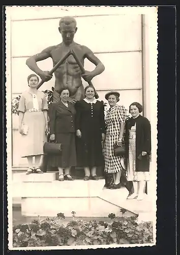 AK Piestany, Frauen vor einem Denkmal