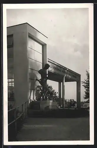AK Piestany, Krückenbrecher-Statue mit Gebäude