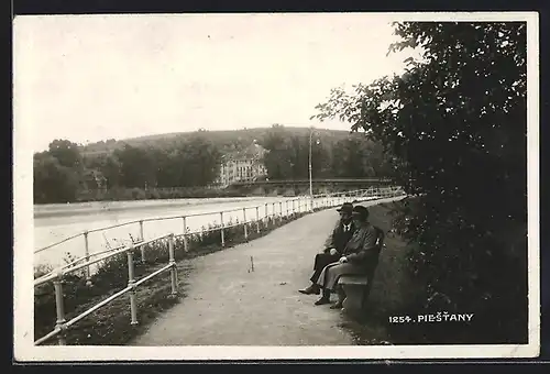 AK Piestany, Uferpromenade mit Paar auf einer Bank