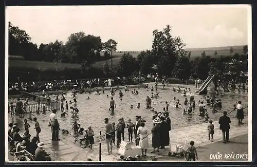 AK Dvur Králové n. Labem, Badegäste vergnügen sich im Schwimmbad