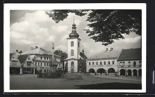 AK Rokitnitz im Adlergebirge, Hotel mit Kirche und Denkmal