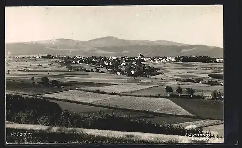 AK Vysoke nad Jizerou, Gesamtansicht mit Feldern und Bergen