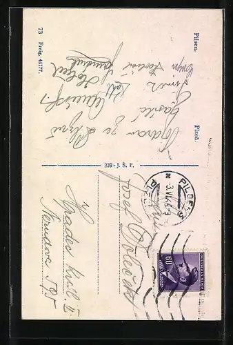 AK Plzen, Teilansicht, Strassenpartie mit Geschäft, Platz mit Kirche, Hopfen, Fass