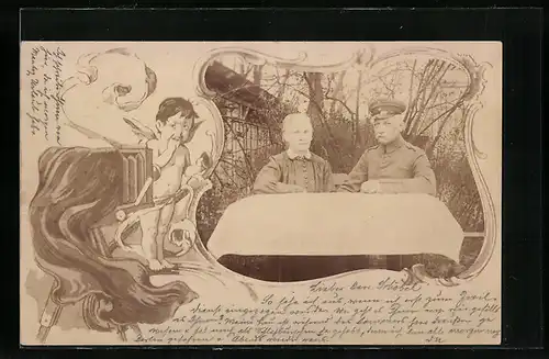 Foto-AK Soldat mit älterer Dame am Tisch, kleiner Engel mit Fotoapparat
