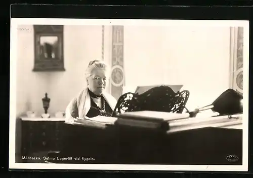 AK Schriftstellerin Selma Lagerlöf am Piano