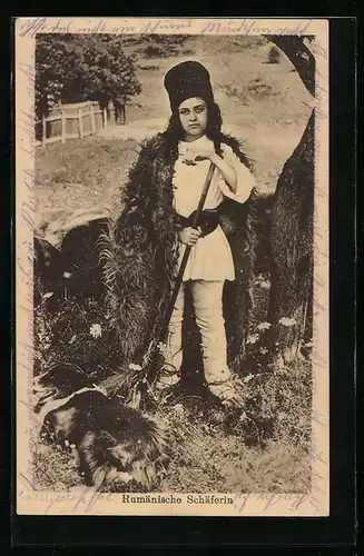 AK Rumänische Schäferin, Hirtenmädchen in landestypischer Tracht bei seiner Herde