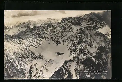 Foto-AK Sanke Nr. 1058: Flugzeug über den bayrischen Alpen von einem anderern Flugzeug aufgenommen