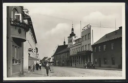 AK Chlumec n. C., Strassenpartie mit Hotel