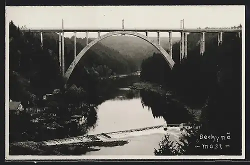 AK Bechyne, Blick auf die Brücke über den Fluss