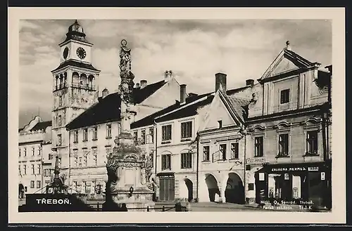 AK Trebon, Strassenpartie mit Denkmal und Geschäften