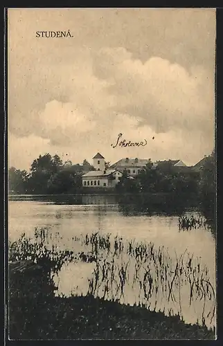 AK Studená, Blick über das Wasser auf den Ort