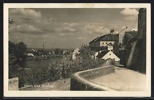 AK Pisek pod Skalou, Ortspartie mit Blick zum Fluss