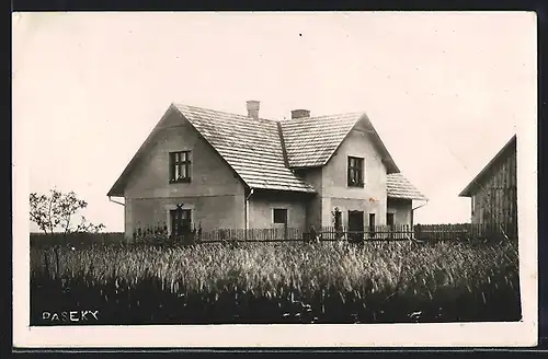 AK Paseky, Ansicht eines Wohnhauses mit Scheune