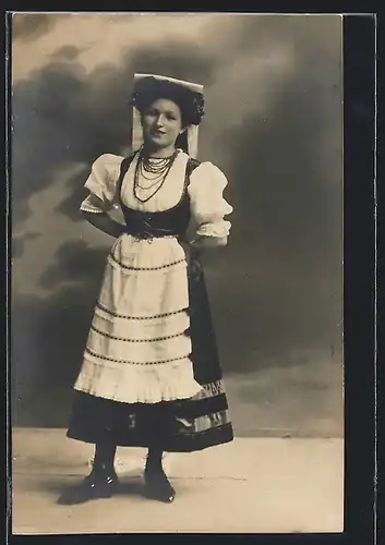 AK Dame in Tracht aus Zagreb