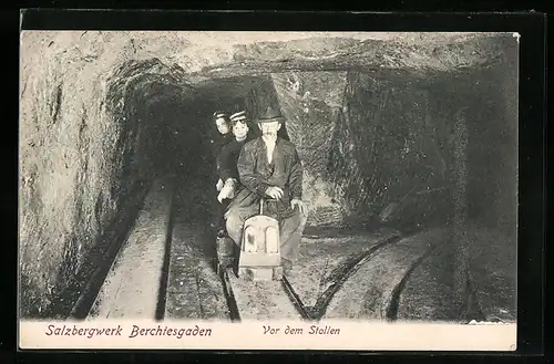 AK Berchtesgaden, Salzbergwerk, Vor dem Stollen, Leute auf der kleinen Bahn