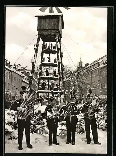 AK Schneeberg i. Erzgeb., Bergmann-Bläserchor vor der Pyramide am Rathaus