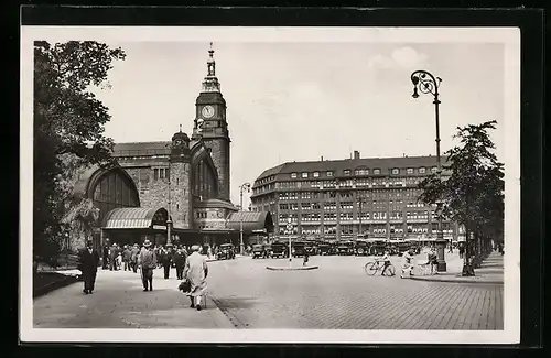 AK Hamburg-St.Georg, Passanten vor dem Hauptbahnhof am Hachmannplatz