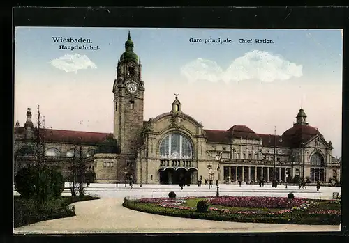 AK Wiesbaden, Hauptbahnhof mit Passanten