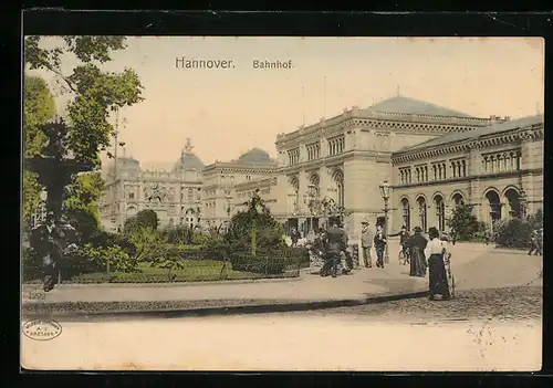 AK Hannover, Bahnhof mit Passanten