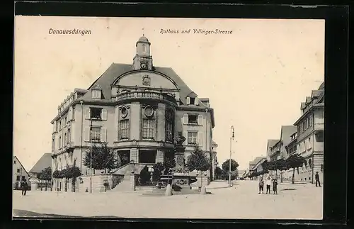 AK Donaueschingen, Rathaus und Villinger-Strasse, Denkmal