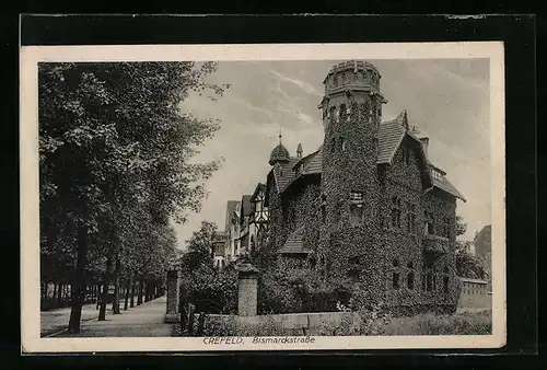 AK Crefeld, Bismarckstrasse mit Haus mit begrünter Fassade