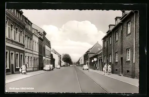 AK Uerdingen, Strassenpartie mit Passanten