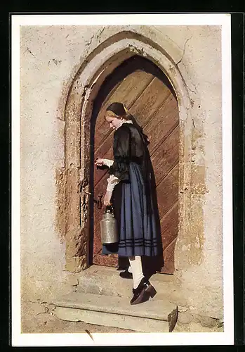 AK hübsches Bauernmädchen im Trachtenkleid an der Haustür