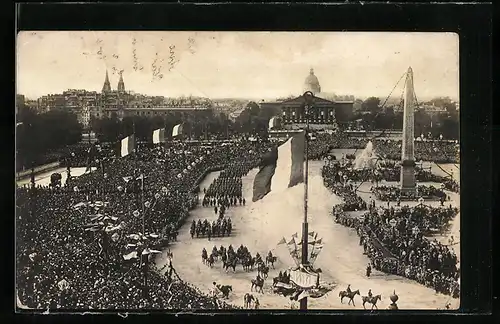 Foto-AK Paris, Siegesparade / Fete de la Victoire, Le Defile, Place de la Concorde