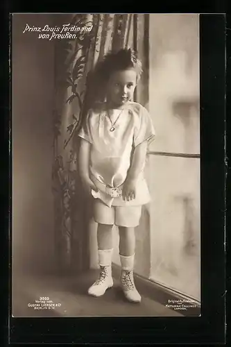 AK Prinz Louis Ferdinand von Preussen in sommerlicher Kleidung mit Halskette am Fenster stehend