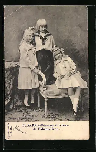 AK Prinzessinnen und Prinz von Hohenzollern auf einem Stuhl