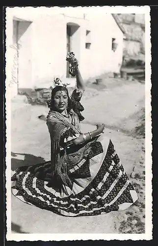Foto-AK Junge Spanierin tanzt Flamenco