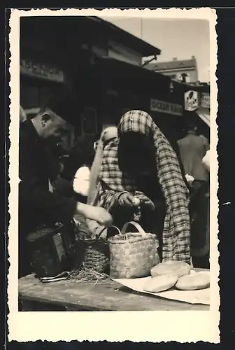 Foto-AK Türkei, Türkische Brotverkäuferin auf dem Markt
