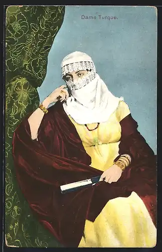 AK Türkische Dame mit rotem Umhang und weissen Schleier