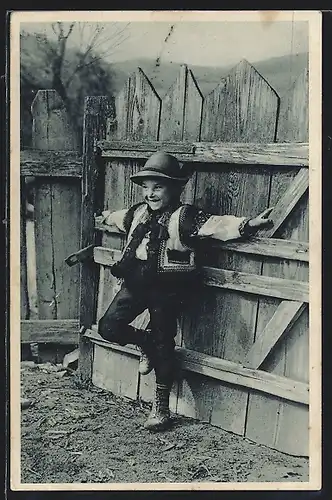 AK Podk. Rus., Ein kleiner Huzul in Tracht